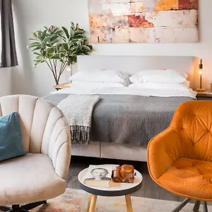 Urban Island I Riverside Apartment